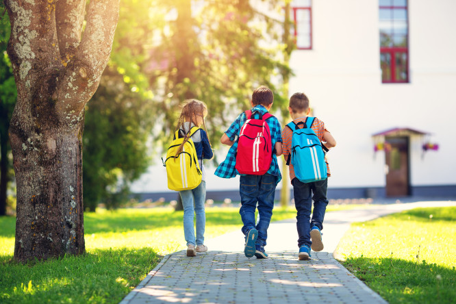 Kinder auf Schulweg
