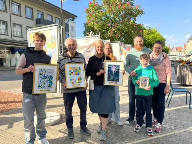 Prämierung auf dem Marktplatz in Lyss. Von links nach rechts: David Harnisch, Pierre Gräppi, Sandra und Fiona Moning und Familie Zangger, welche die meisten Online-Voting-Stimmen gesammelt hat.