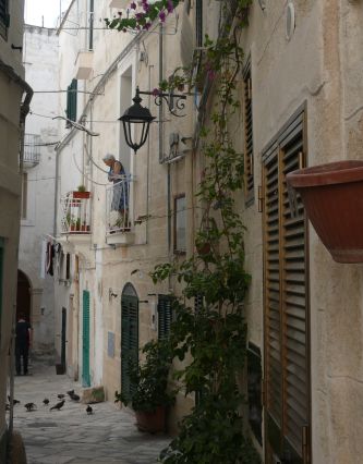 Schmale Gasse in Monopoli